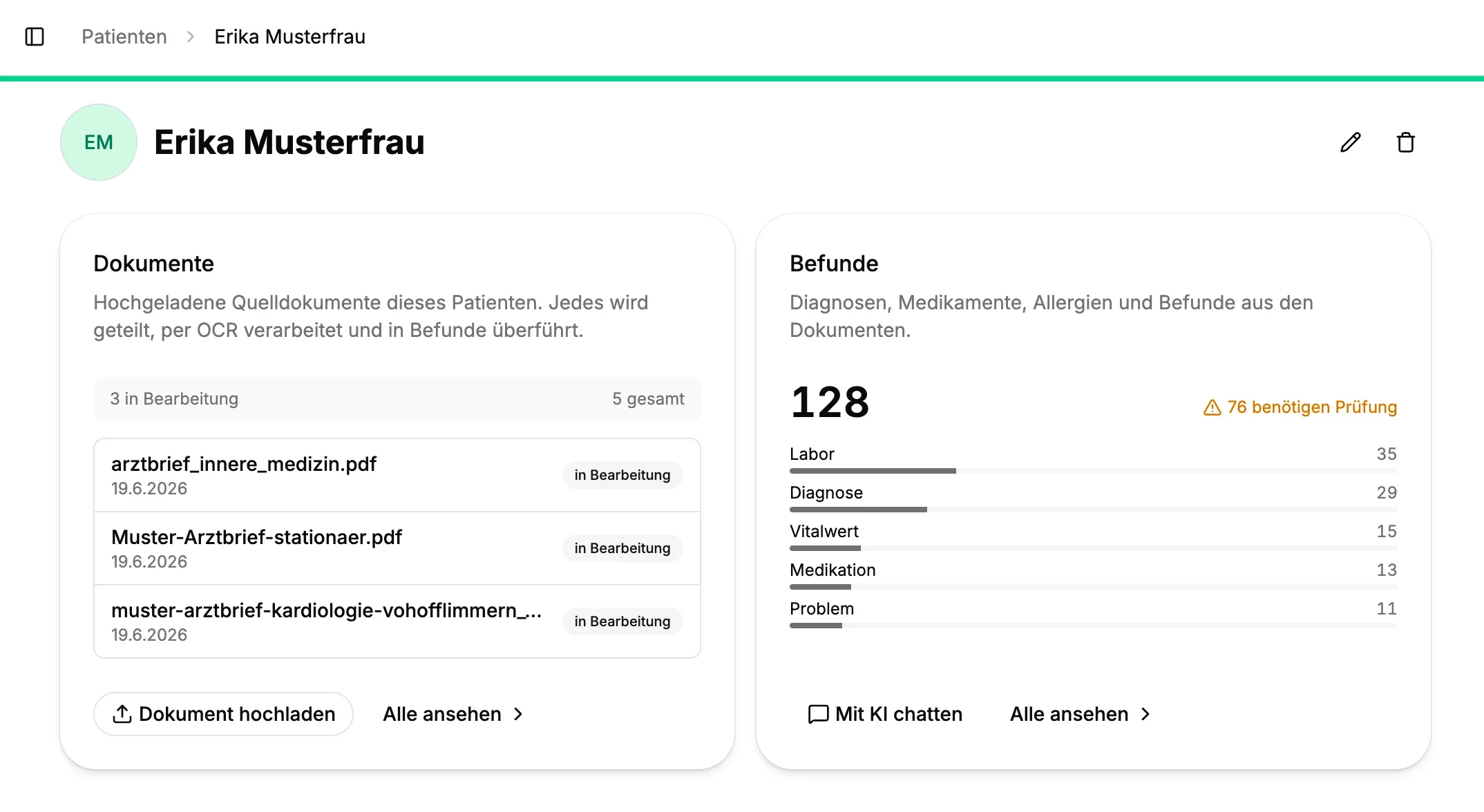 Vytal-Dossier in der Tabellenansicht: links die hochgeladenen Dokumente, rechts die daraus gewonnenen Befunde nach Kategorien. Synthetische Demodaten.